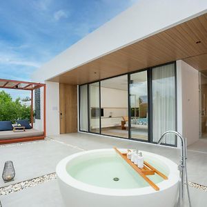 One-Bedroom Suite Outdoor Bathtub